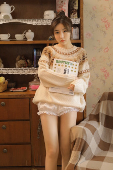 露出全胸的美女
